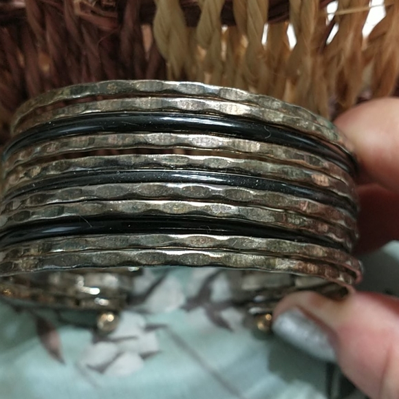 Gorgeous cuff bracelet - Picture 2 of 3